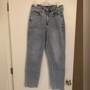American Eagle Mom Straight Jean Light Wash